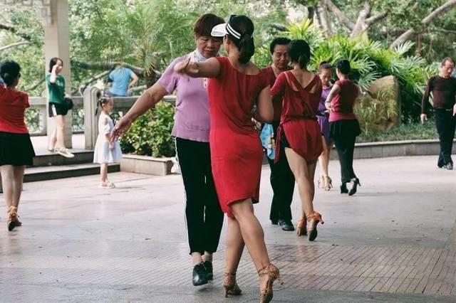 妈妈自闭小孩不理妈妈