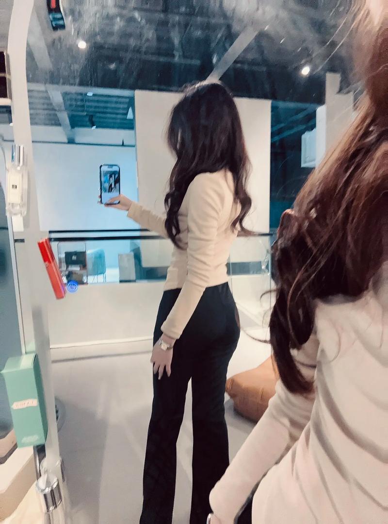 行为自闭古怪自言自语