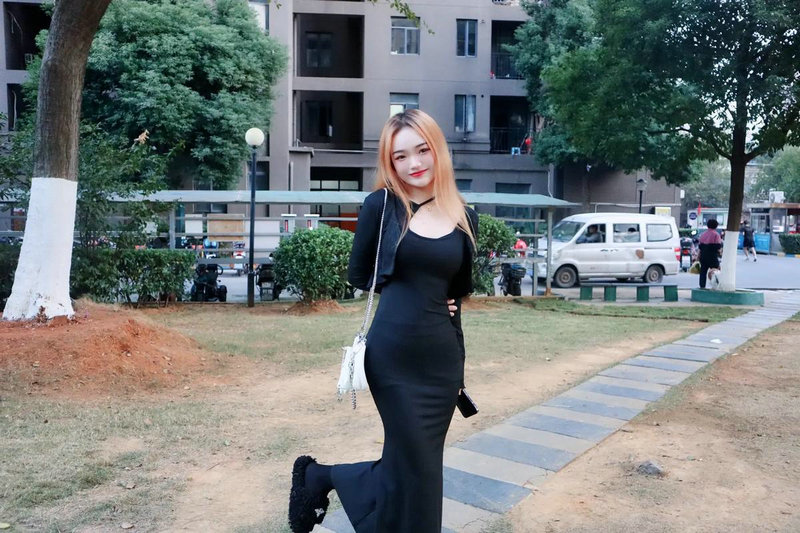 自闭症小孩出外总要抱着