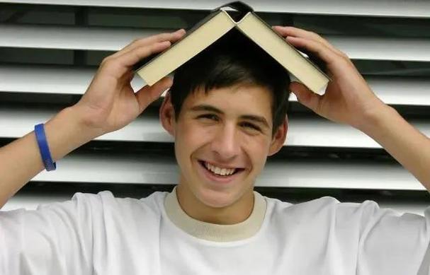 居民自建房红砖一捏就碎?官方回应 居民自建房红砖一捏就碎?官方回应