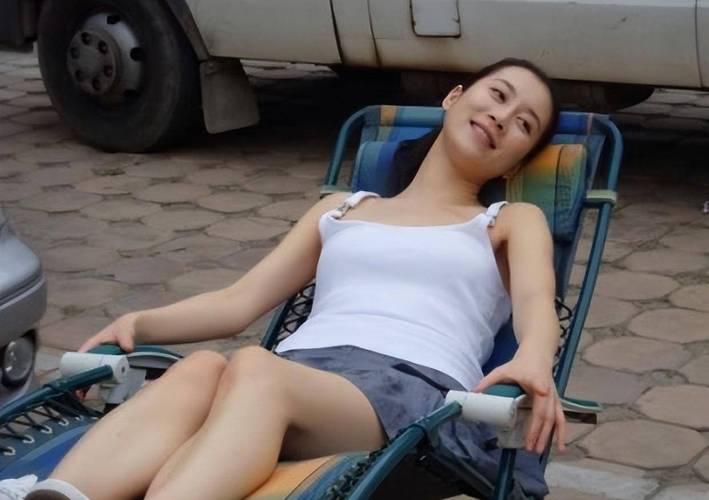 自闭症女孩穿袜子睡觉