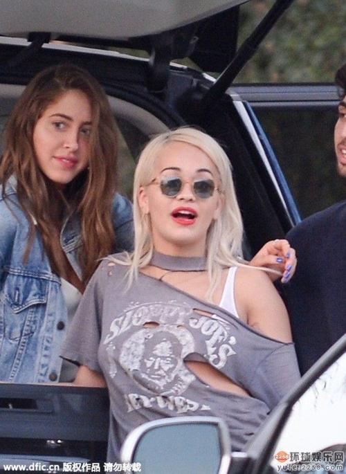 妹妹陪自闭症哥哥玩手机